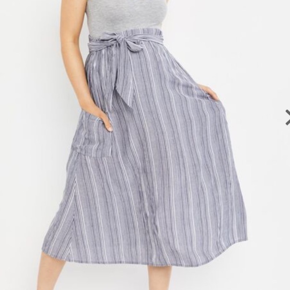 A Pea in the Pod Maternity Skirt with bow tie